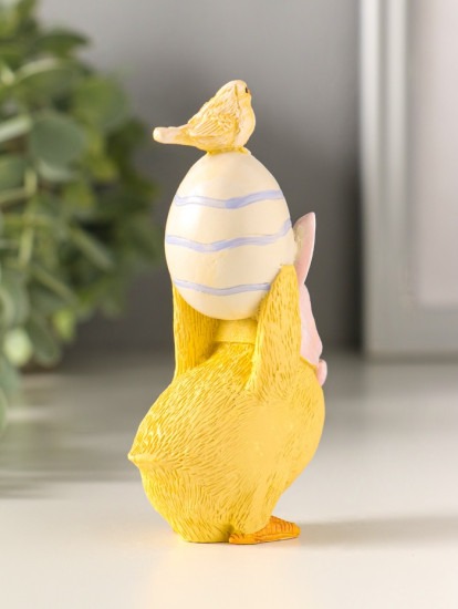 Фигурка «Цыплёнок в розовой шапке с заячьими ушками несёт яичко»