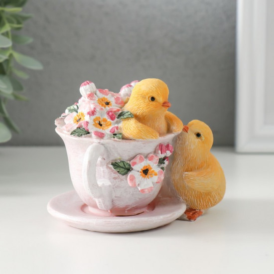 Фигурка «Цыплята с чашкой на блюдце с цветами»