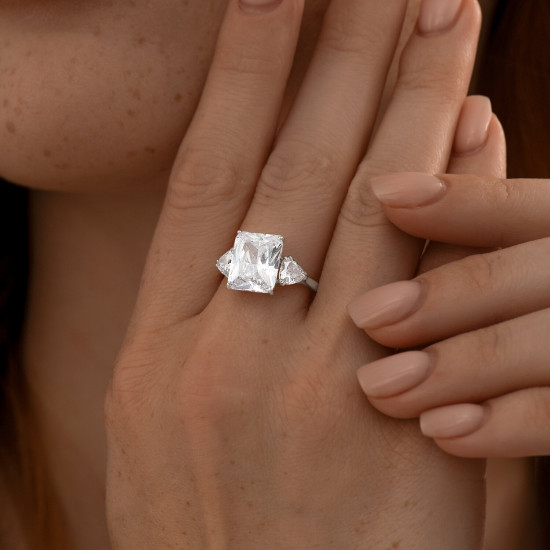 Кольцо из серебра с фианитами