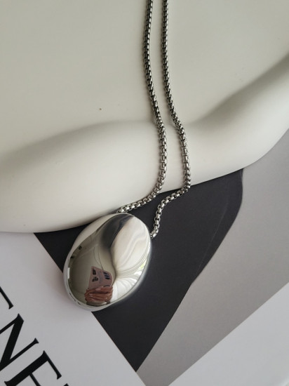 Колье-сотуар с овальным кулоном