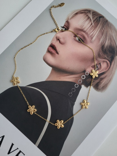 Колье из ювелирной стали с покрытием из позолоты 18К «Цветок»