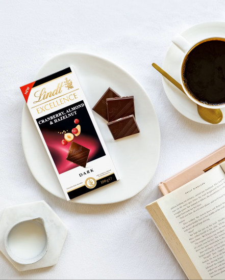 Шоколад темный с миндалем, фундуком и клюквой