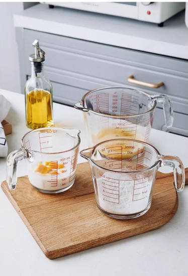 Стеклянный мерный стакан