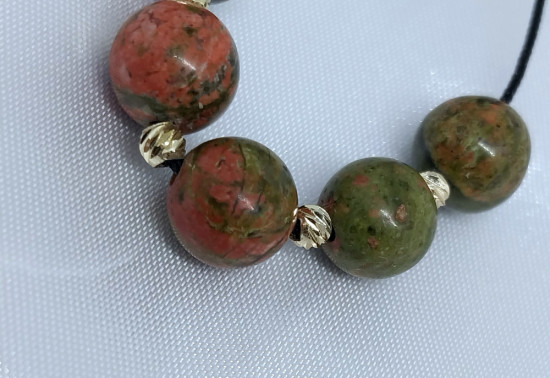 Браслет из натурального камня унакит с бусинами из позолоты 18К на шнурке