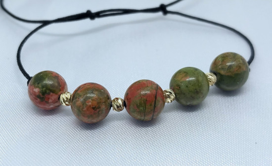 Браслет из натурального камня унакит с бусинами из позолоты 18К на шнурке