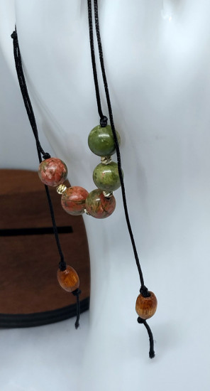 Браслет из натурального камня унакит с бусинами из позолоты 18К на шнурке