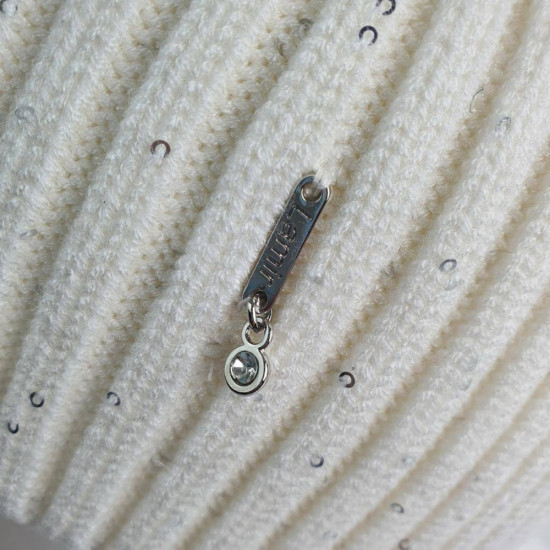 Шапка-лопатка женская со значком, стразами, мини-пайетки. Одинарная вязка, без подклада