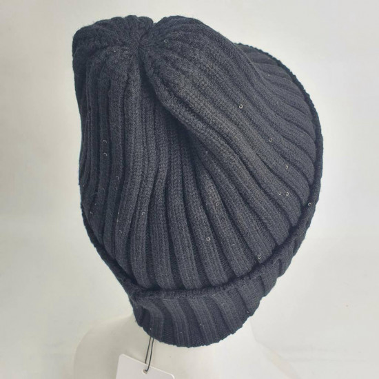 Шапка-лопатка женская со значком, стразами, мини-пайетки. Одинарная вязка, без подклада