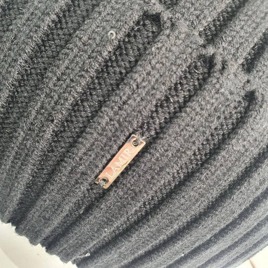 Шапка-лопатка женская со значком, стразами, мини-пайетки. Одинарная вязка, без подклада