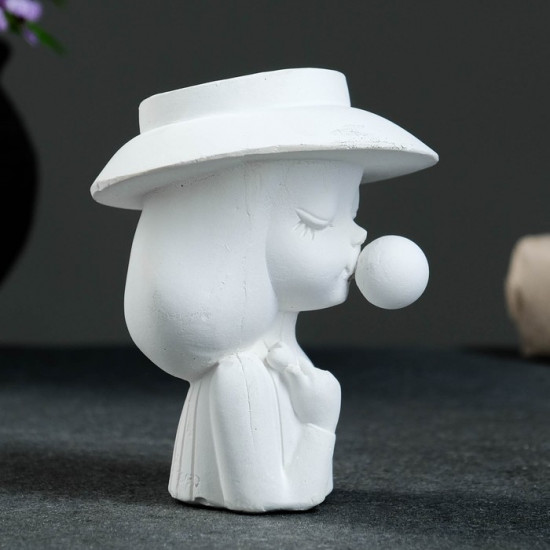 Фигурное кашпо для цветов «Девочка со жвачкой»