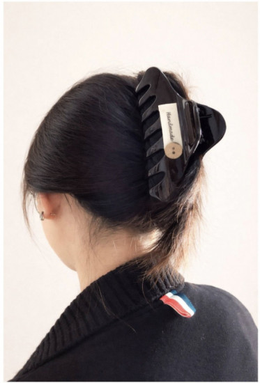 Заколка-краб для волос с пуговкой