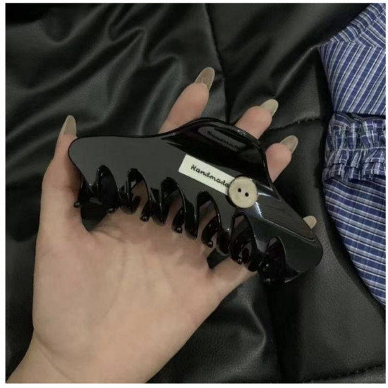 Заколка-краб для волос с пуговкой