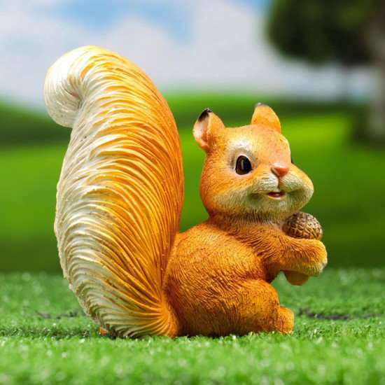 Садовая фигура из полистоуна «Белка c жёлудем»