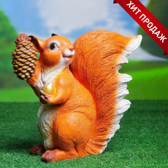 Садовая фигура из полистоуна «Белка с шишкой»