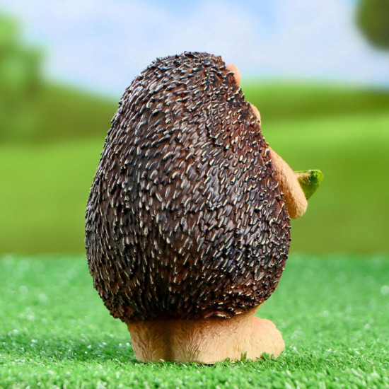 Садовая фигура из полистоуна «Ежик с листочком»