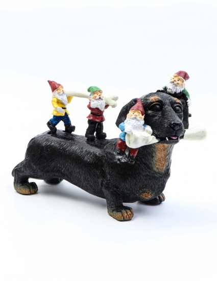 Садовая фигура из полистоуна «Такса с гномами»