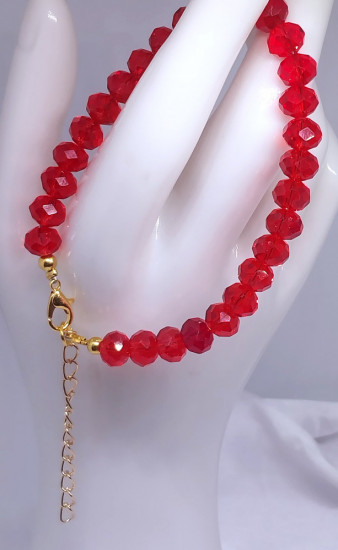 Детский браслет из красных бусин