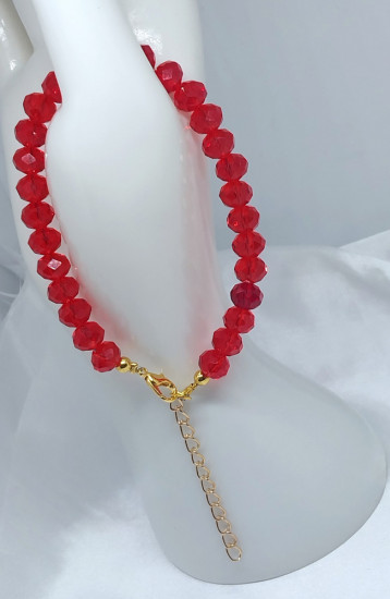 Детский браслет из красных бусин