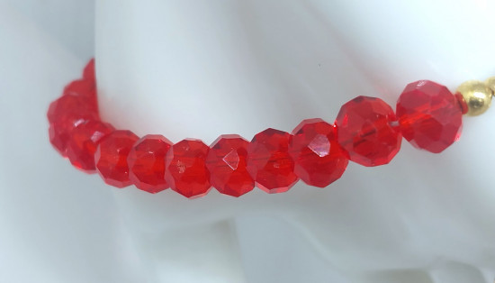Детский браслет из красных бусин