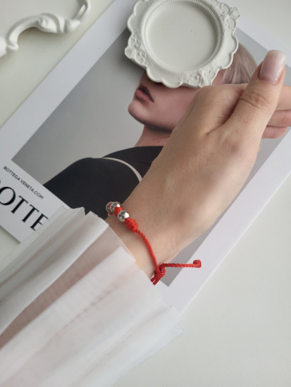 Браслет красная нить со вставками из ювелирной стали
