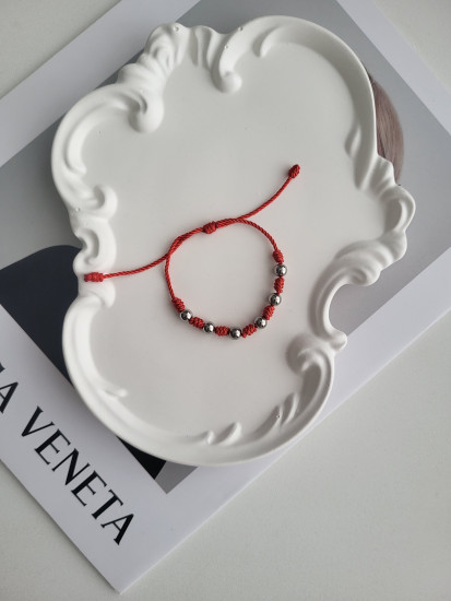 Браслет красная нить со вставками из ювелирной стали