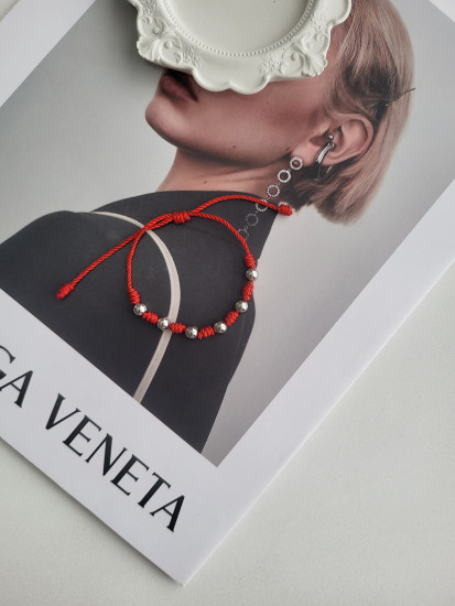 Браслет красная нить со вставками из ювелирной стали