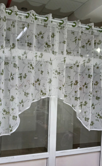 Тюль на зелёных люверсах