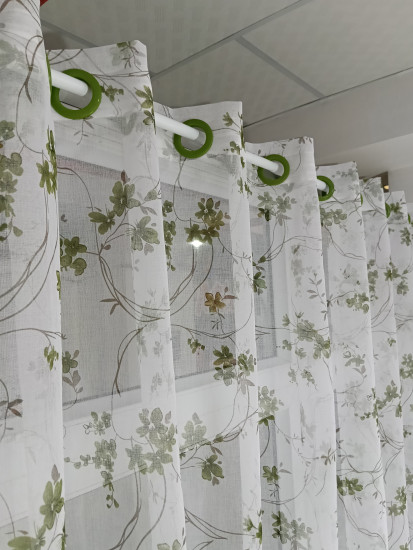 Тюль на зелёных люверсах