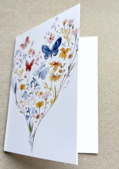 Открытка «Цветы и бабочки»
