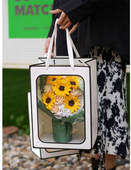 Подарочный пакет с прозрачным окном и карточкой