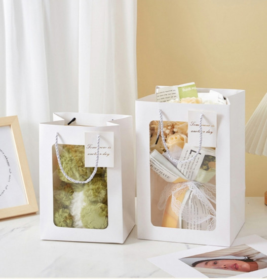 Подарочный пакет с прозрачным окном и карточкой