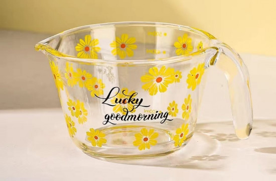 Стеклянный мерный стакан с крышкой и фильтром-ситечком