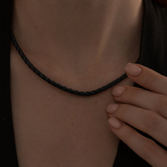 Шнурок-колье со вставкой из серебра