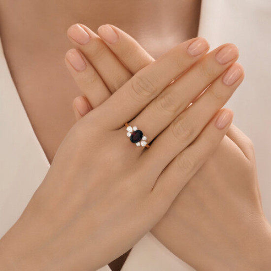 Кольцо из серебра с гранатом и фианитами