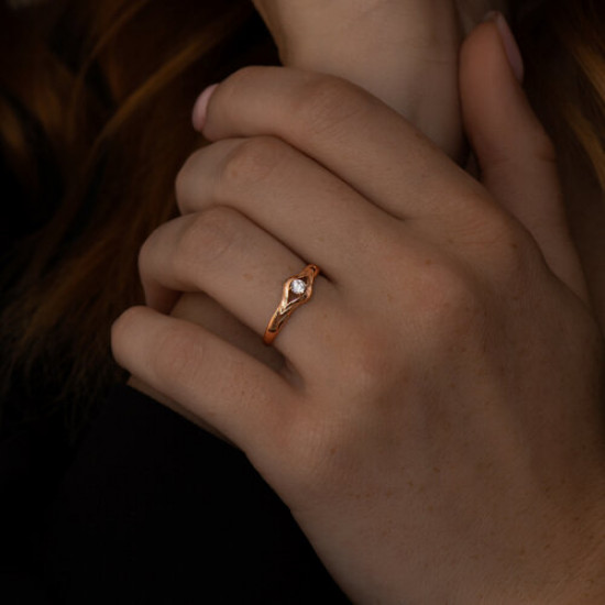 Кольцо из серебра с фианитом