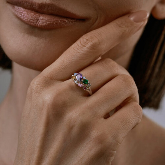 Кольцо из серебра с гидротермальным изумрудом, корундом и фианитами