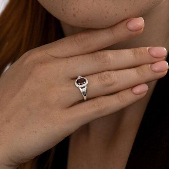 Кольцо из серебра с гранатом и фианитами