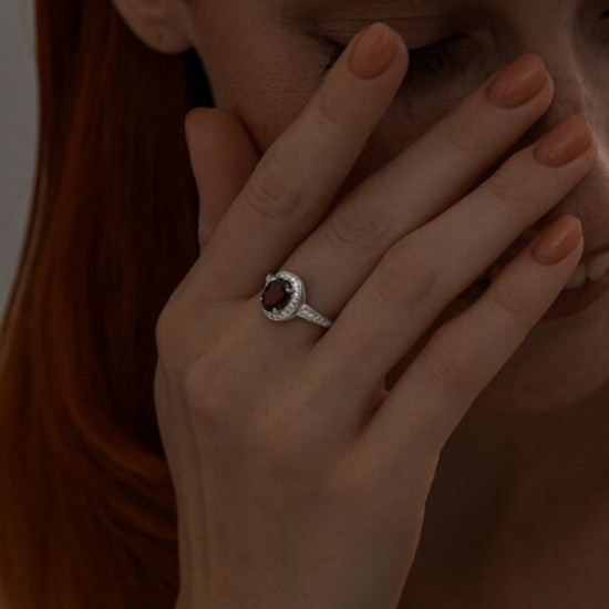 Кольцо из серебра с гранатом и фианитами
