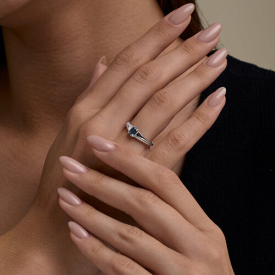 Кольцо из серебра с лондон топазом и фианитами