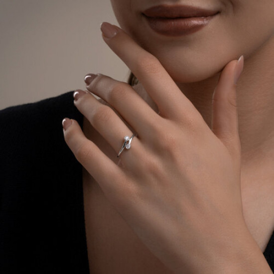 Кольцо из серебра с фианитами