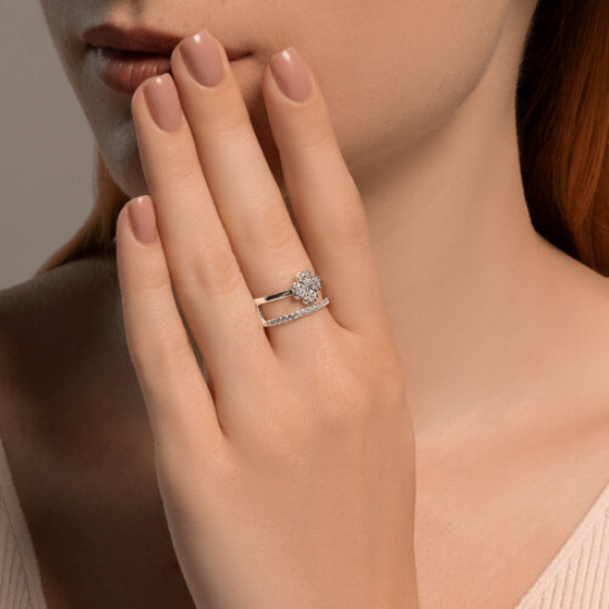 Кольцо из серебра с фианитами