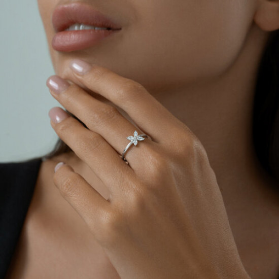 Кольцо из серебра с фианитами