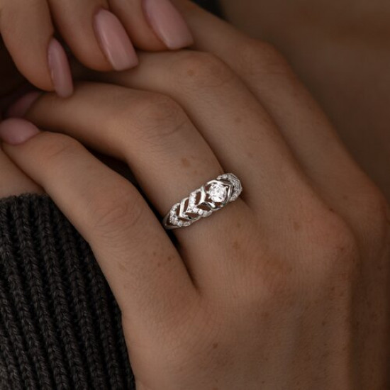 Кольцо из серебра с фианитами