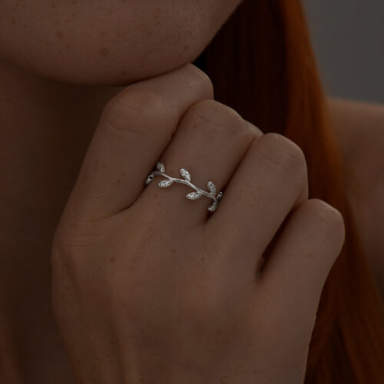 Кольцо из серебра с фианитами