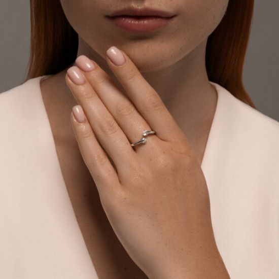 Кольцо из серебра с фианитами