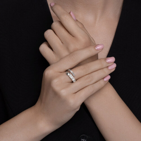 Кольцо из серебра с фианитами