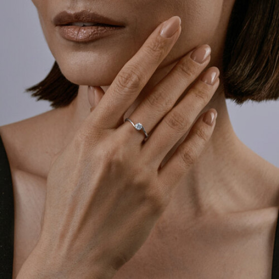 Кольцо из серебра с фианитом