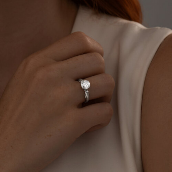 Кольцо из серебра с фианитом