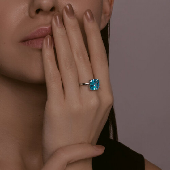 Кольцо из серебра с фианитом