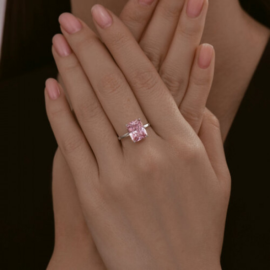 Кольцо из серебра с фианитом